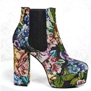 Forever 21 Black Floral Platform Chelsea Boots Women’s Size 8